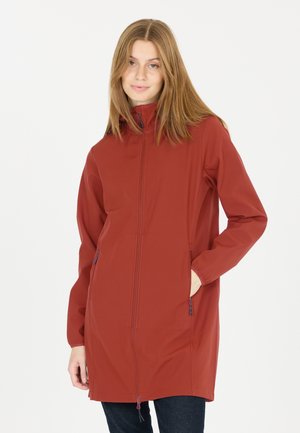 Veste imperméable rouge à manches longues avec fermeture éclair à l'avant et poches latérales. Dotée d'un col haut et de poignets élastiques pour un ajustement parfait.