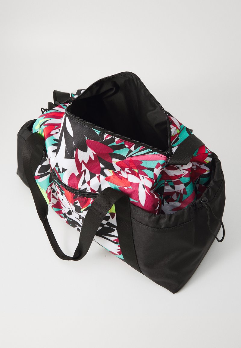 Borsa da viaggio colorata con motivo, caratterizzata da una base nera, chiusura con zip, doppio manico nero e un'apertura superiore che rivela un ampio interno.