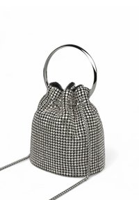 Srebrna torba sznurkowa ozdobiona kryształkami, z metaliczną okrągłą rączką i długim łańcuszkiem. Gładka tekstura i zaokrąglony kształt.