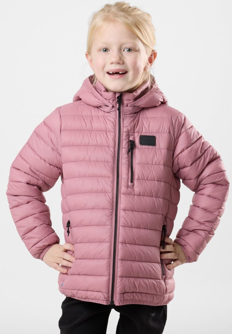 Giubbotto imbottito rosa trapuntato con cappuccio, zip frontale e una piccola tasca sul petto. Presenta polsini elasticizzati e tasche oblique. Texture liscia.
