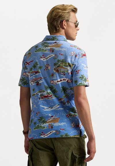 Korte mouwen, blauwe katoenen shirt met een tropisch landschap van palmbomen, bloemen, vintage auto's en boten; geborduurde accenten van "Aloha" en "Polo RL".