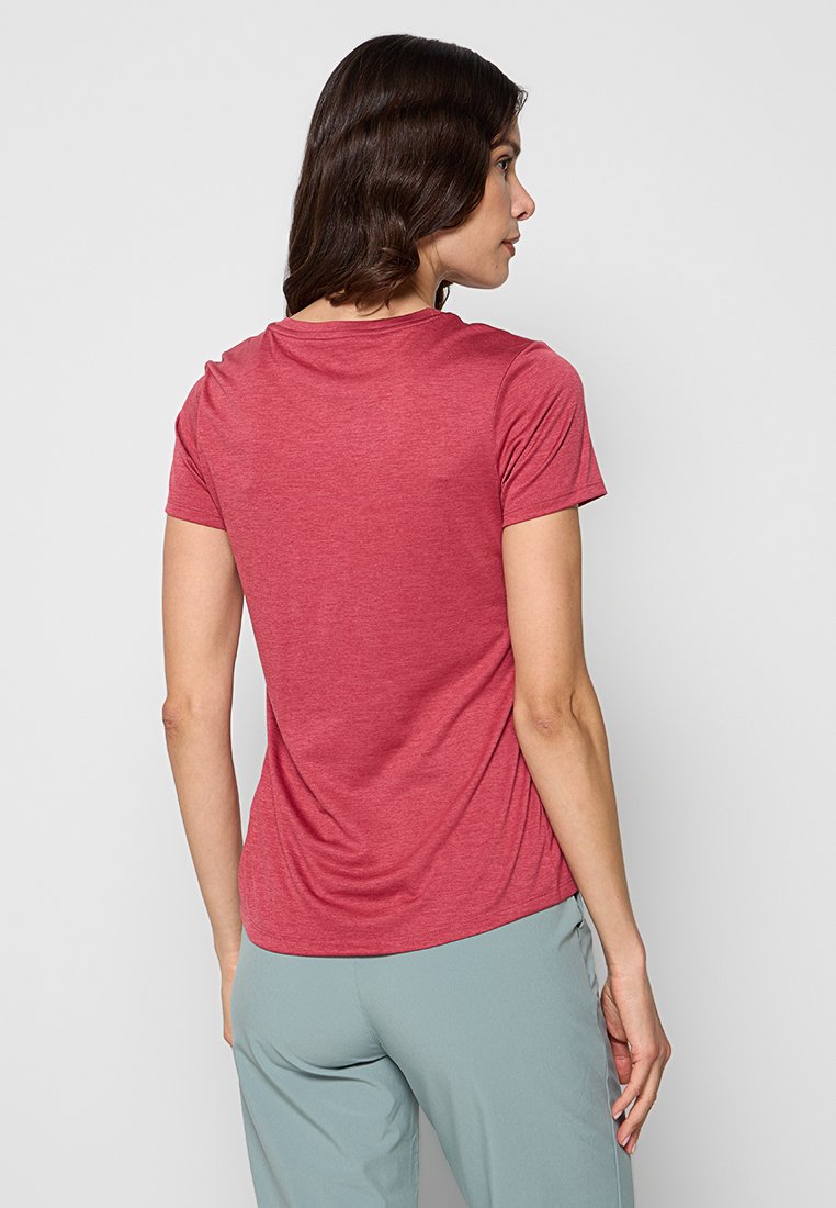 Korte mouwen, rode heather T-shirt met een ronde hals en een gladde textuur, gecombineerd met lichtblauwe broek. Achteraanzicht toont een eenvoudig ontwerp.