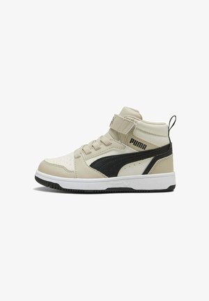 Sneaker alte PUMA in pelle beige e nera, dotate di una fascetta in velcro, punta forata, suola bianca spessa e dettagli con logo.