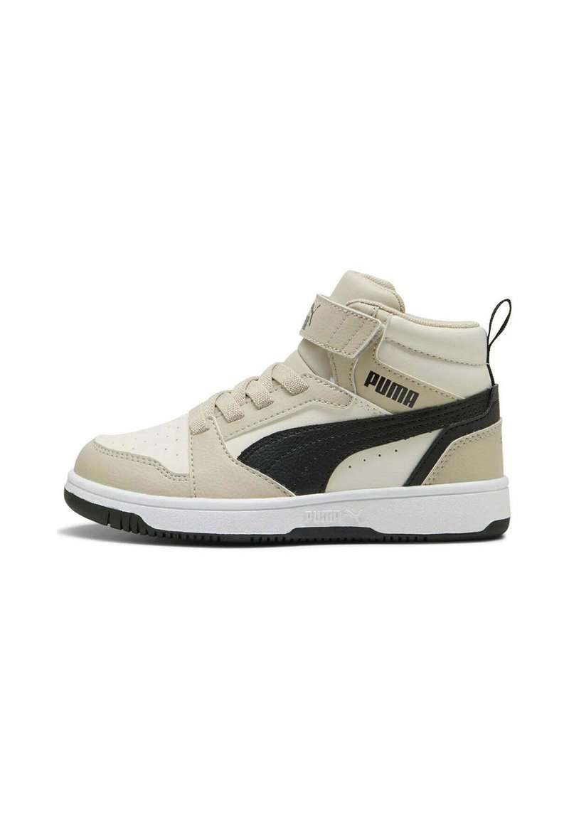 Sneaker alte PUMA in pelle beige e nera, dotate di una fascetta in velcro, punta forata, suola bianca spessa e dettagli con logo.