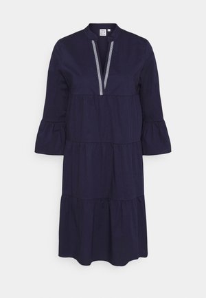 Marineblaues gestuftes Kleid mit 3/4 Glockenärmeln und V-Ausschnitt mit weiß gestreiften Details, knielang mit lockerem Schnitt.