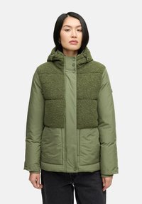 Groene geïsoleerde jas met een textuur fleece bovenkant, gladde onderkant, volledige rits en drukknoopsluiting; bevat een capuchon en zijzakken.