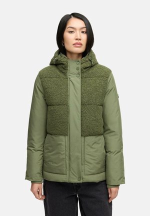 Groene geïsoleerde jas met een textuur fleece bovenkant, gladde onderkant, volledige rits en drukknoopsluiting; bevat een capuchon en zijzakken.