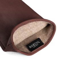 Guanto in pelle marrone girato al rovescio che mostra l'imbottitura in maglia beige e un'etichetta nera con il testo "ROECKL MÜNCHEN".
