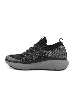 Scarpe sportive nere con una tomaia in maglia texturizzata caratterizzata da un motivo a macchie bianche, suola grigia e linguetta rinforzata per una facile indossatura.
