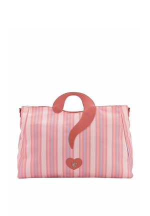 Borsa a righe rosa e rossa con manico rosso a forma di punto interrogativo e piccolo dettaglio a forma di cuore al centro davanti.