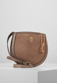 Borsa a tracolla in suede marrone con forma rotonda, hardware dorato e dettaglio a catena. Spallaccio regolabile e finitura texture.
