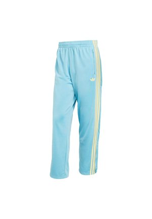Pantalones deportivos azul claro con franjas y logo de Adidas en amarillo pálido, cintura elástica y bolsillo lateral con cremallera.