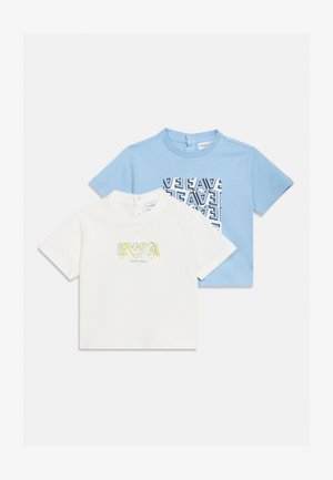 Deux t-shirts enfants à manches courtes, un blanc avec texte "EVA" jaune-vert, un bleu clair avec motif carré "EVA" répété en bleu foncé.