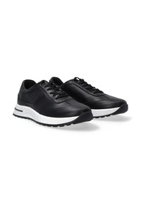 Schwarze Ledersneaker mit einem eleganten Design, ausgestattet mit einer weißen Zwischensohle und einer strukturierten schwarzen Gummisohle. Die Schnürsenkel und dezente Akzente runden den Look ab.
