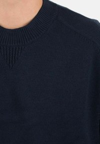 Maglione a maglia blu navy con scollatura rotonda a coste e un sottile motivo testurizzato sulle spalle. Finitura in tessuto liscia e morbida.