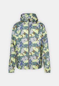 Giacca mimetica in verde, giallo e marrone, con zip frontale, cappuccio regolabile e polsini elasticizzati per una vestibilità sicura.