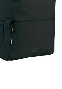 Sac à dos en tissu vert avec une surface texturée, doté d'une poche zippée, d'un cordon de serrage ajustable et d'une marque discrète. Accent jaune visible.