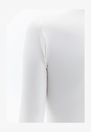 Weißes Langarmkleidungsstück aus glattem, dehnbarem Stoff. Es hat eine taillierte Silhouette und eine subtile Naht an der Schulter.