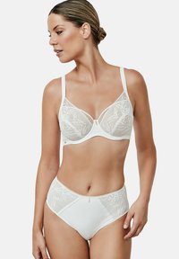 Ensemble de lingerie composé d'un soutien-gorge en dentelle blanche et d'une culotte taille haute, ornés de motifs floraux, avec des bretelles réglables et une finition lisse agrémentée de bords légèrement festonnés.