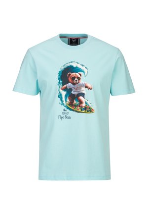 Hellblaues T-Shirt mit einer Grafik eines Bären, der eine Sonnenbrille trägt und auf einem blumigen Surfbrett vor einer großen Welle surft.