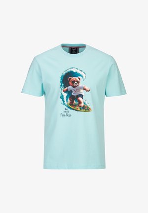 Hellblaues T-Shirt mit einer Grafik eines Bären, der eine Sonnenbrille trägt und auf einem blumigen Surfbrett vor einer großen Welle surft.
