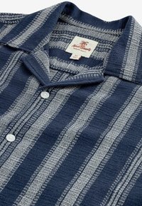 Next TEXTURED STRIPE SHORT SLEEVE   - Vapaa-ajan kauluspaita - navy blue