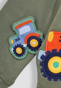 JoJo Maman Bébé HIPPO APPLIQUE REVERSIBLE HOODIE - Kardigán - khaki green tractor