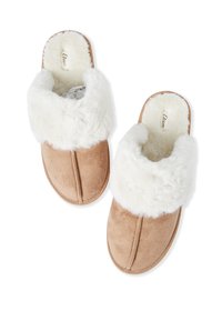 Brązowe zamszowe kapcie z białym sztucznym futrem na mankiecie. Wnętrze wyłożone jest miękkim materiałem, z detalem w postaci szwów i płaską podeszwą.