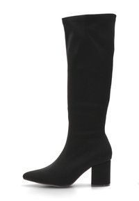 Bota negra hasta la rodilla hecha de material elástico, con punta afilada y tacón cuadrado. Textura suave sin herrajes visibles.