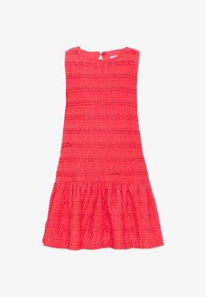 Mouwloze koraalroze jurk met horizontale kanten strepen en een gerimpelde zoom, voorzien van een kleine knoopsluiting aan de achterzijde van de halslijn.