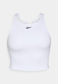 Biely športový crop top vyrobený z hladkej, elastickej tkaniny. Má dizajn s prekríženými popruhmi na zadnej strane a malú čiernu logo na prednej strane.