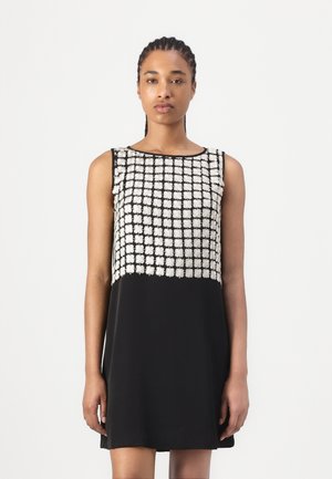 Robe sans manches noire avec un motif floral blanc en haut, texture lisse et coupe décontractée, dotée d'un col rond.