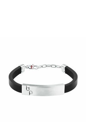 Braccialetto in gomma nero con piastra metallica rettangolare in argento e chiusura a catena color argento con un piccolo dettaglio rosso sulla chiusura.