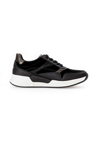 Scarpa sportiva nera con tomaia in morbida pelle e camoscio, chiusura con lacci e suola bianca imbottita. Presenta sottili accenti metallici.