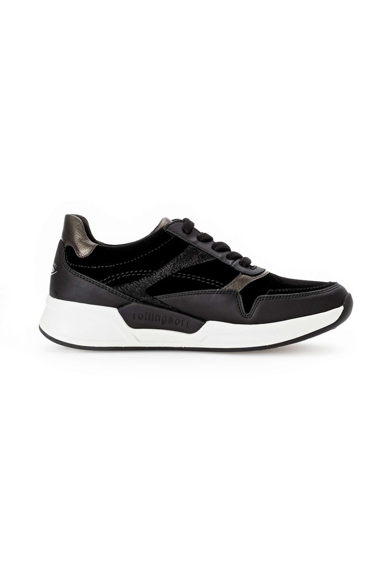 Scarpa sportiva nera con tomaia in morbida pelle e camoscio, chiusura con lacci e suola bianca imbottita. Presenta sottili accenti metallici.