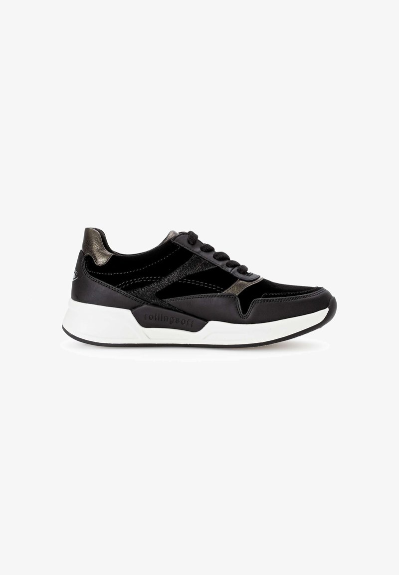 Chaussure de sport noire avec une tige en cuir lisse et en daim, fermeture à lacets et semelle blanche rembourrée. Présente des accents métalliques subtils.