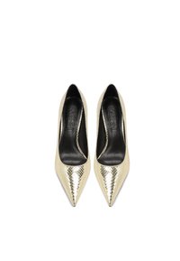 Décolleté di colore crema con motivo in pelle di serpente, punte affusolate e una finitura lucida e sleek. Interno di colore nero e dettagli di cucitura discreti.