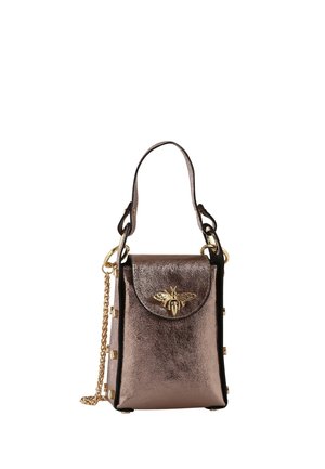 Kleine metalen bronzen handtas met bovenhandvat, gouden bij-ornament op de klep en gouden kettingriem aan de zijkant.