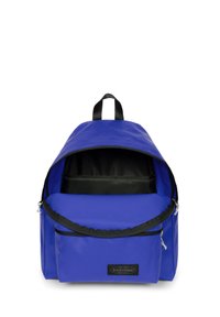 Blå ryggsäck med en slät nylonutsida, dubbla dragkedjor, svarta accentfärger och en framficka. Inuti har den en svart foder och fack.