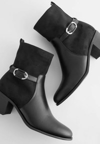 Next FOREVER COMFORT BUCKLE DETAIL HEELED REGULAR WIDE FIT - Botines - black