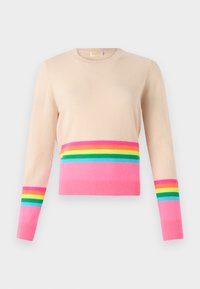 Beige genser med lange ermer, dekorert med et horisontalt rosa bånd og regnbuefargede striper i grønn, blå, gul og rød nederst og på ermene.