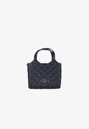 Bolso negro acolchado con asas cortas y un cierre rectangular dorado en la parte delantera, sobre un fondo blanco.