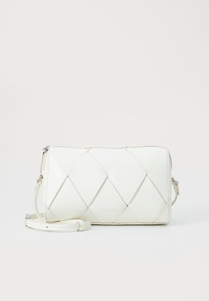 Weiße rechteckige Crossbody-Tasche mit gesteppter Diamantmusterung, verstellbarem Riemen und silbernem Reißverschluss vor einfarbigem Hintergrund.