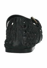 Zwarte geweven leren sandaal met een open achterkant, voorzien van een platte zool en een decoratieve gesp. Geprofileerd patroon langs de bovenkant.