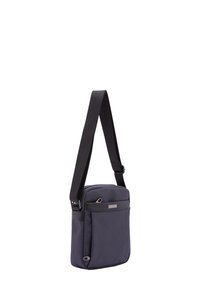Borsa a tracolla grigia con un tessuto testurizzato, forma rettangolare slim, tracolla regolabile e una tasca frontale con chiusura a zip.