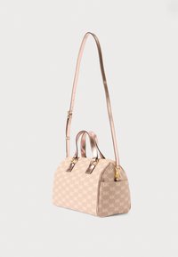 Sac à main beige à motifs avec des accessoires en métal doré et deux poignées. Comprend une bandoulière détachable en métal rose. Surface texturée.