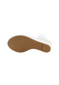 Sandalia de cuña blanca con una suela de agarre texturizada, base tipo yute y una tira superior lisa. Presenta un diseño de talón cerrado y punta abierta.