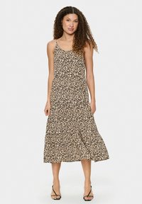 Leopardmönstrad, ärmlös klänning med en lagerdesign, beige och bruna färger, lätt tyg, tunna axelband, knälång, öppen fåll.