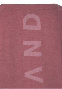 Bordeauxrotes T-Shirt mit großen, halbtransparenten Buchstaben, die "AND" spellten. Weiches, strukturiertes Material mit Rundhalsausschnitt und kurzen Ärmeln.