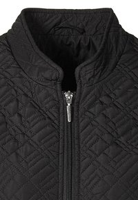 Schwarze steppte Jacke mit hohem Kragen, ausgestattet mit einem zentralen Reißverschluss und einem geometrischen Muster auf dem Stoff. Sanfte Textur.